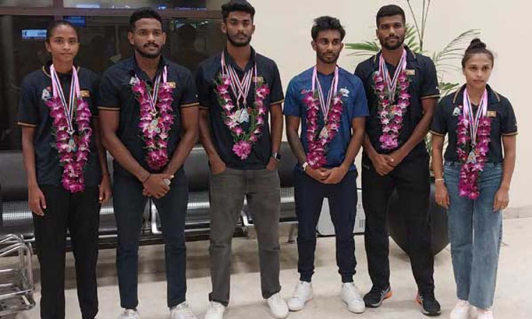 සිංහ ධජය  රනින් හැඩකළ මිණි කැට පායයි